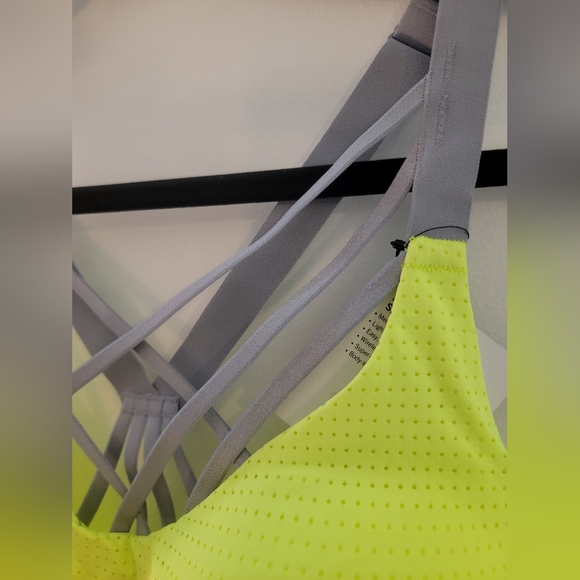 NWT Victoria's Secret VSX Lightweight Sport Bra - Picture 5 of 10